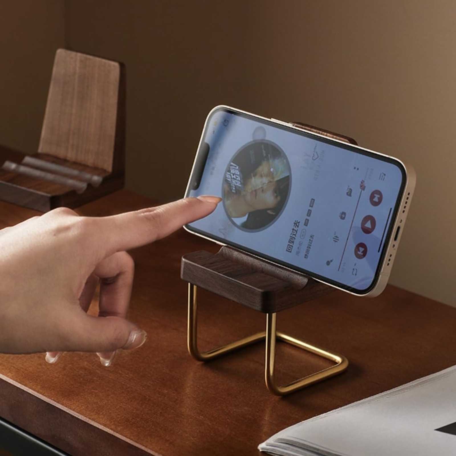 Wooden Phone Stand Walnut Desk - Desk Setup Natural recension och pris